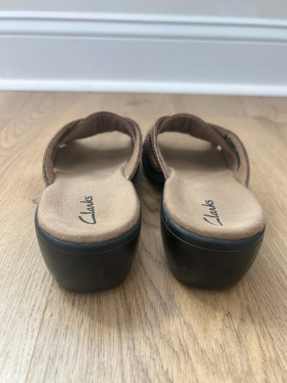 Clarks Brown Woven Leather Slide Sandals with Cross-Strap Detail Size 6
